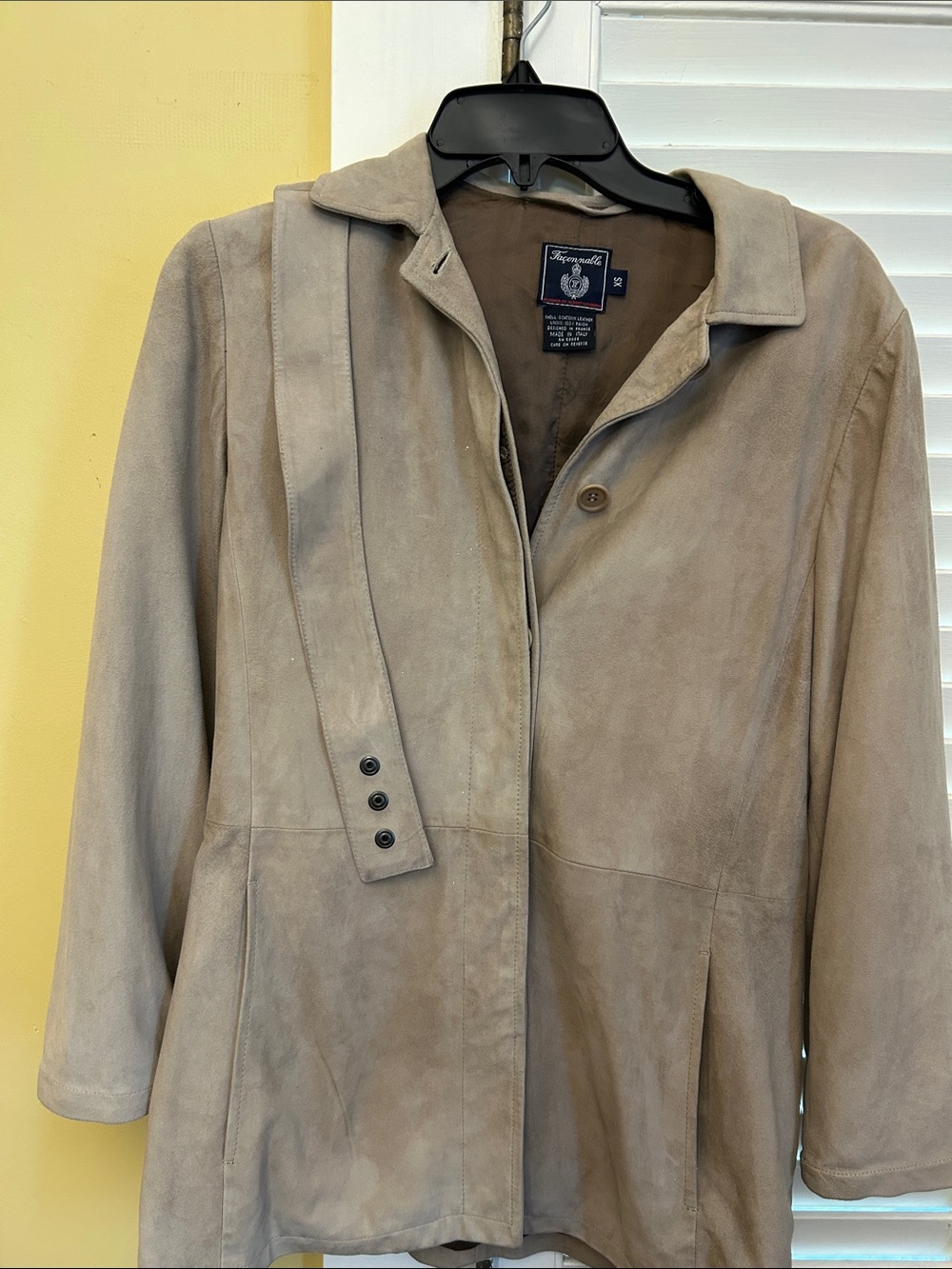 Vintage high end French designer. Women's Taupe Suede Belted Collar Jacke